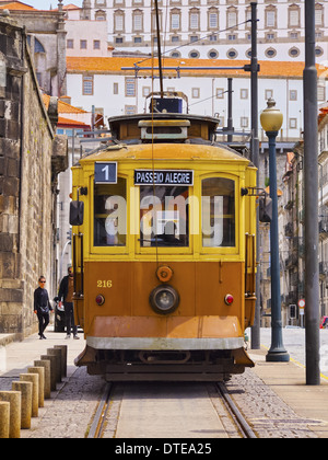 Passeio Alegre numero 1 fermata di tram andando lungo il fiume Douro a Porto, Portogallo Foto Stock