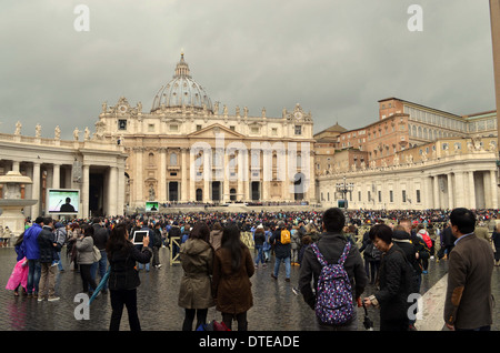 Il Papa appare sul visualizzatore telly alle folle di Roma.Questa è situato al di fuori della chiesa di San Pietro trovanella square Foto Stock