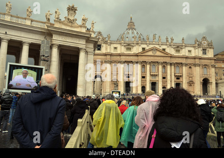 Il Papa appare sul visualizzatore telly alle folle di Roma.Questa è situato al di fuori della chiesa di San Pietro trovanella square Foto Stock