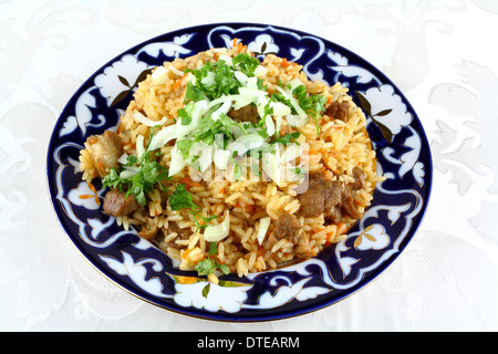 Cuocere il risotto orientali, di carne con riso, vista dall'alto Foto Stock