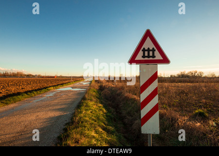 Un isolato di attraversamento ferroviario nel piano del Friuli Venezia Giulia. Foto Stock