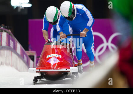 Sochi, Krai Krasnodar, Russia. 16 feb 2014. Italia 1 contenente BERTAZZO Simone e Simone Fontana all'inizio della prima esecuzione in uomini di Bob Two-Man concorrenza da Sanki Centro di scorrimento, cluster di montagna- XXII Giochi Olimpici Invernali Credito: Azione Sport Plus/Alamy Live News Foto Stock