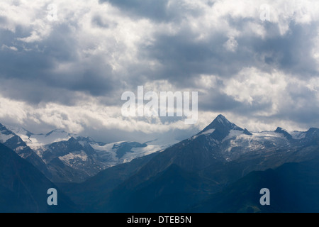 Una vista lungo la Kapruner Tal incorniciato da Kitzsteinhorn dal Schmittenhohe Kaprun e Zell am See Austria Foto Stock