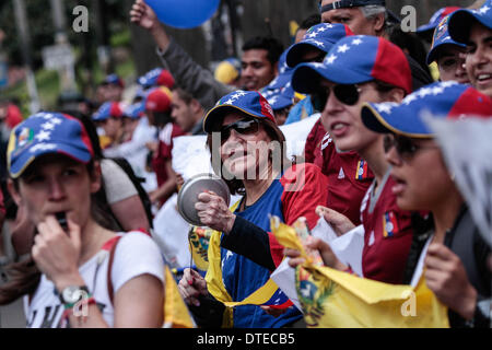 Bogotà, Colombia. 16 feb 2014. I cittadini venezuelani che vivono in Colombia prendere parte a una manifestazione di protesta contro il governo del Venezuela del Presidente Nicolas Maduro, di fronte alla residenza dell'ambasciatore venezuelano in Colombia, nella città di Bogotà, capitale della Colombia, nel febbraio 16, 2014. Credito: Jhon Paz/Xinhua/Alamy Live News Foto Stock