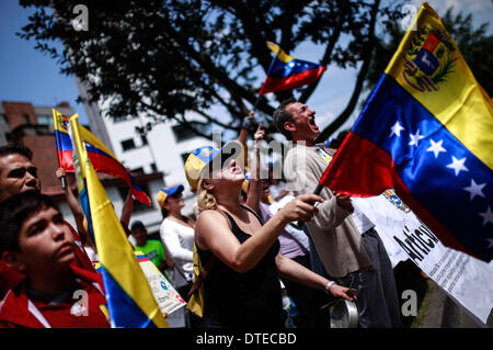 Bogotà, Colombia. 16 feb 2014. I cittadini venezuelani che vivono in Colombia prendere parte a una manifestazione di protesta contro il governo del Venezuela del Presidente Nicolas Maduro, di fronte alla residenza dell'ambasciatore venezuelano in Colombia, nella città di Bogotà, capitale della Colombia, nel febbraio 16, 2014. Credito: Jhon Paz/Xinhua/Alamy Live News Foto Stock