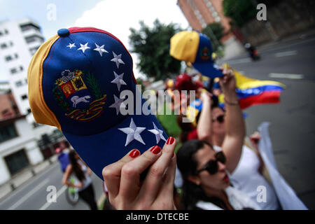 Bogotà, Colombia. 16 feb 2014. I cittadini venezuelani che vivono in Colombia prendere parte a una manifestazione di protesta contro il governo del Venezuela del Presidente Nicolas Maduro, di fronte alla residenza dell'ambasciatore venezuelano in Colombia, nella città di Bogotà, capitale della Colombia, nel febbraio 16, 2014. Credito: Jhon Paz/Xinhua/Alamy Live News Foto Stock