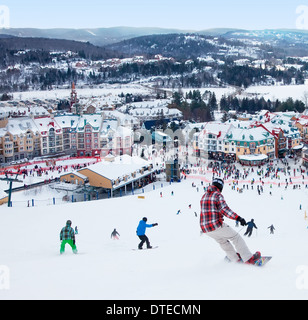 Mont-Tremblant, Canada - 9 Febbraio 2014: gli sciatori e gli snowboarder sono lo scorrimento verso il basso della pendenza principale a Mont-Tremblant. Foto Stock