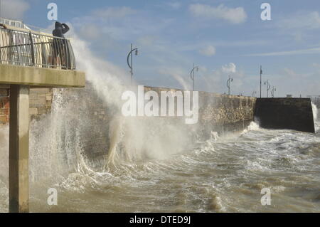 Portsmouth. Il REGNO UNITO, 15 Feb 2014 1130am, la costa sud dell'Inghilterra continua a sentire gli effetti delle tempeste invernali. Onde ad alta marea Credito: Paolo Gordon/Alamy Live News Foto Stock
