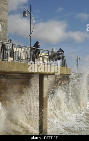 Portsmouth. Il REGNO UNITO, 15 Feb 2014 1130am, la costa sud dell'Inghilterra continua a sentire gli effetti delle tempeste invernali. Onde ad alta marea con Southsea luna park in background © Paul Gordon/Alamy Live News Foto Stock