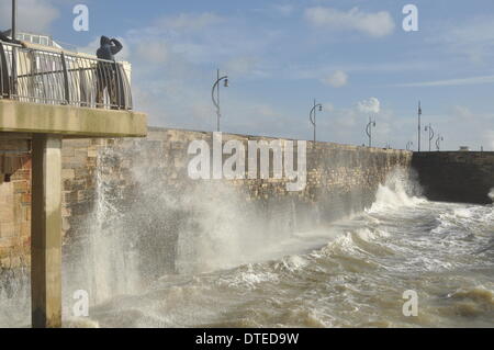 Portsmouth. Il REGNO UNITO, 15 Feb 2014 1130am, la costa sud dell'Inghilterra continua a sentire gli effetti delle tempeste invernali. Onde ad alta marea con Southsea luna park in background © Paul Gordon/Alamy Live News Foto Stock