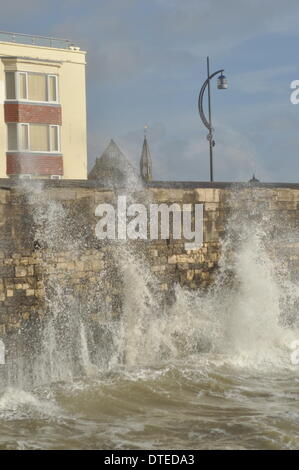 Portsmouth. Il REGNO UNITO, 15 Feb 2014 1130am, la costa sud dell'Inghilterra continua a sentire gli effetti delle tempeste invernali. Onde ad alta marea con Southsea luna park in background © Paul Gordon/Alamy Live News Foto Stock