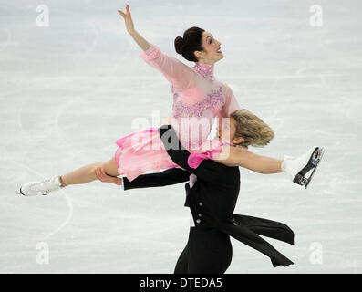 Sochi, Russia. 16 feb 2014. Meryl Davis e Charlie White degli Stati Uniti eseguire nel pattinaggio su ghiaccio breve danza danza al pattinaggio Iceberg Palace durante il Sochi 2014 Olimpiadi invernali il 15 febbraio 2014 in Sochi, Russia. Credito: Paolo Kitagaki Jr./ZUMAPRESS.com/Alamy Live News Foto Stock