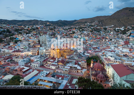 Panoramica della città di Guanajuato al crepuscolo - Guanajuato, Guanajuato, Messico Foto Stock