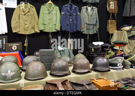 Roma, Italia - 16 febbraio 2014: Alla Fiera di Roma, militare, caschi e gli altri accessori sono esposti per la vendita in occasione di Roma e militari Soft-Air mostra. Credito: Corina Daniela Obertas/Alamy Live News Foto Stock