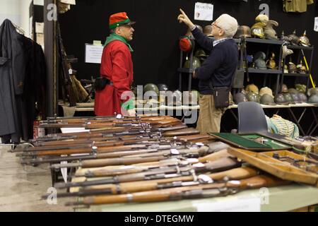 Roma, Italia - 16 febbraio 2014: Alla Fiera di Roma, vecchie pistole, caschi e altri accessori militari sono visualizzati in occasione di Roma e militari Soft-Air mostra. Credito: Corina Daniela Obertas/Alamy Live News Foto Stock