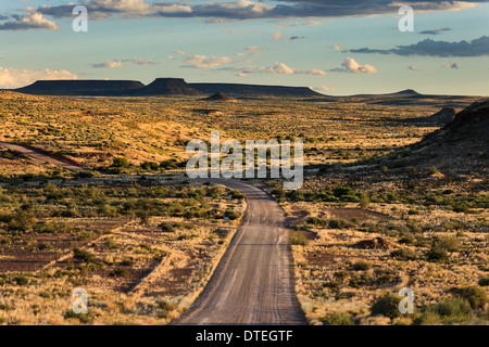 Il Long Range vista Autostrada attraverso il Deserto della Namibia in bright pomeriggio soleggiato. Foto Stock