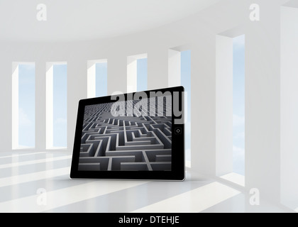 Immagine composita del labirinto sulla schermata di tablet Foto Stock