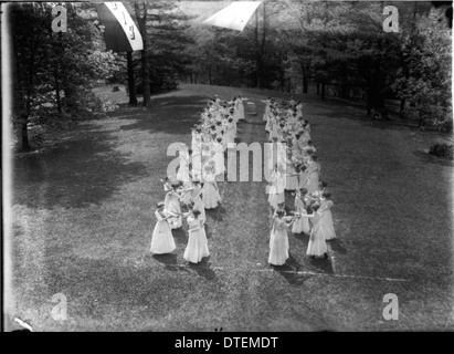 Questa fotografia del 1911 del Tree Day al Western College raffigura gli studenti che partecipano a uno spettacolo teatrale all'aperto. L'evento, parte delle tradizioni educative del college, sottolinea il significato delle attività extracurriculari nell'educazione delle donne durante questo periodo. L'immagine fa parte della collezione storica della Miami University. Foto Stock