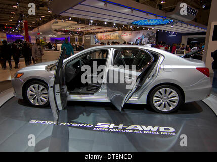 Toronto, Canada. 16 feb 2014. La gente guarda a un 2014 Acura RLX sport automobile ibrida durante il 2014 Canadian International Auto Show al Metro Toronto Convention Centre a Toronto in Canada, Feb 16, 2014. La mostra che ha portato le ultime novità in fatto di verde tecnologia automatica per gli appassionati di auto iniziato da febbraio 13 e avrebbe avuto termine il 23 febbraio di quest'anno. Credito: Zou Zheng/Xinhua/Alamy Live News Foto Stock