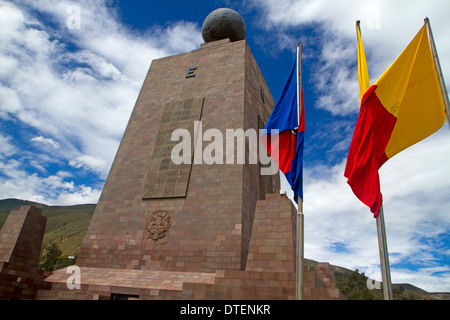 Monumento segna la linea dell'equatore a La Mitad del Mundo in Quito Foto Stock