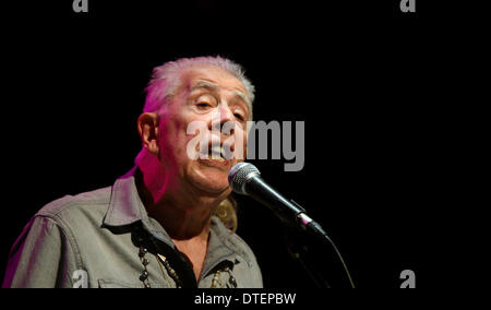 Praga, Repubblica Ceca. 16 feb 2014. British bluesman John Mayall esegue a Praga Repubblica Ceca, febbraio 16, 2014. Mayall ha celebrato il suo ottantesimo compleanno il 29 novembre 2013. (CTK foto/Michal Krumphanzl) Credito: CTK/Alamy Live News Foto Stock