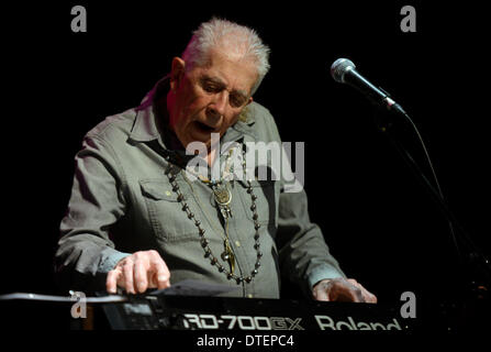 Praga, Repubblica Ceca. 16 feb 2014. British bluesman John Mayall esegue a Praga Repubblica Ceca, febbraio 16, 2014. Mayall ha celebrato il suo ottantesimo compleanno il 29 novembre 2013. (CTK foto/Michal Krumphanzl) Credito: CTK/Alamy Live News Foto Stock