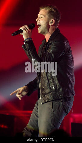 Praga, Repubblica Ceca. 16 feb 2014. Il cantante Ryan Tedder dal gruppo americano OneRepublic esegue durante il loro concerto a Praga Repubblica Ceca, febbraio 16, 2014. Credito: Vit Simanek/CTK foto/Alamy Live News Foto Stock