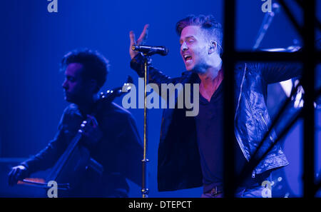 Praga, Repubblica Ceca. 16 feb 2014. Il cantante Ryan Tedder dal gruppo americano OneRepublic esegue durante il loro concerto a Praga Repubblica Ceca, febbraio 16, 2014. Credito: Vit Simanek/CTK foto/Alamy Live News Foto Stock