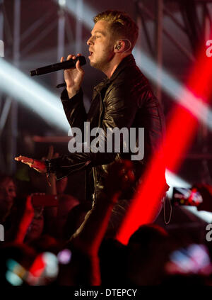 Praga, Repubblica Ceca. 16 feb 2014. Il cantante Ryan Tedder dal gruppo americano OneRepublic esegue durante il loro concerto a Praga Repubblica Ceca, febbraio 16, 2014. Credito: Vit Simanek/CTK foto/Alamy Live News Foto Stock