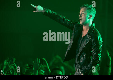 Praga, Repubblica Ceca. 16 feb 2014. Il cantante Ryan Tedder dal gruppo americano OneRepublic esegue durante il loro concerto a Praga Repubblica Ceca, febbraio 16, 2014. Credito: Vit Simanek/CTK foto/Alamy Live News Foto Stock