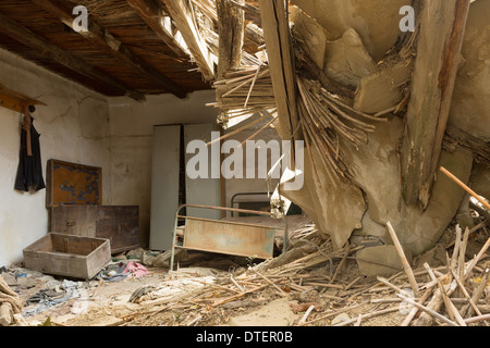 Vista interna in una casa abbandonata in un vecchio villaggio in Bulgaria Foto Stock