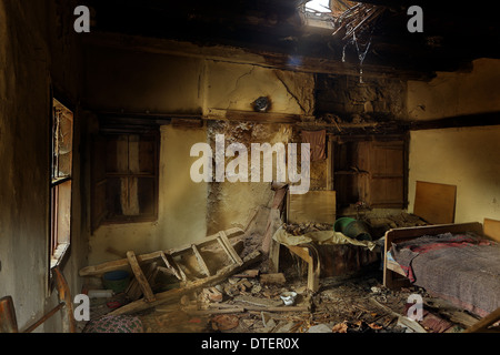 Camera da letto abbandonati in una casa abbandonata in un vecchio villaggio in Bulgaria Foto Stock