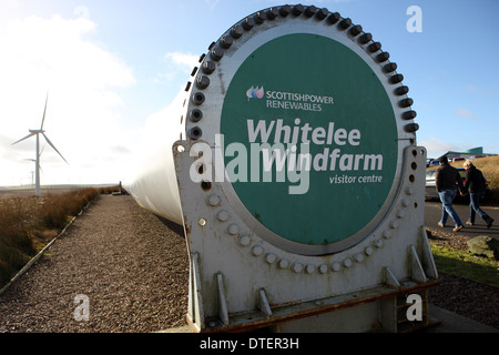 Persone che arrivano a Whitelee per centrali eoliche più grandi centrali eoliche nel Regno Unito a Fenwick Moor vicino a Glasgow Scozia Scotland Foto Stock