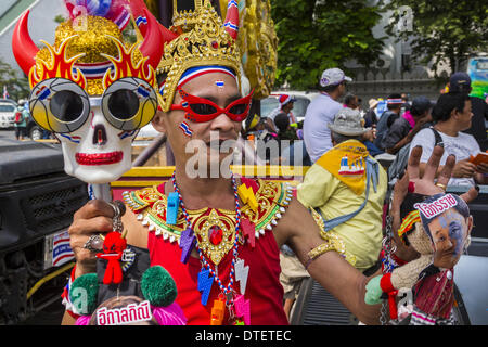 Bangkok, Tailandia. 17 feb 2014. Un governo anti-protestor vestito come un angelo dalla mitologia tailandese su Ratchadamnoen Avenue. Il governo anti-movimento di protesta, guidato da al popolo la riforma democratica e del comitato denominato Shutdown Bangkok ha in corso da più di un mese. Il movimento di protesta chiamato, al popolo la riforma democratica Comitato (PDRC), vuole per spurgare l'attuale partito di governo e dei suoi patroni nella famiglia di Shinawatra dalla Tailandese politica. Credito: ZUMA Press, Inc./Alamy Live News Foto Stock