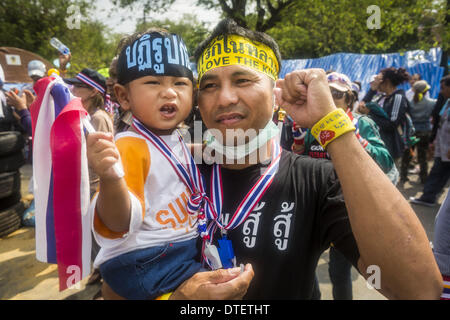 Bangkok, Tailandia. 17 feb 2014. Un uomo e suo figlio a un governo anti-protestare presso la sede del governo di Bangkok. Il governo anti-movimento di protesta, guidato da al popolo la riforma democratica e del comitato denominato Shutdown Bangkok ha in corso da più di un mese. Il movimento di protesta chiamato, al popolo la riforma democratica Comitato (PDRC), vuole per spurgare l'attuale partito di governo e dei suoi patroni nella famiglia di Shinawatra dalla Tailandese politica. Credito: ZUMA Press, Inc./Alamy Live News Foto Stock