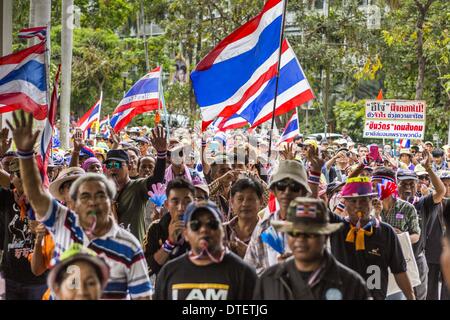 Bangkok, Tailandia. 17 feb 2014. Governo anti-contestatori marzo attraverso il portico del Ministero della Pubblica Istruzione in Bangkok. Il governo anti-movimento di protesta, guidato da al popolo la riforma democratica e del comitato denominato Shutdown Bangkok ha in corso da più di un mese. Il movimento di protesta chiamato, al popolo la riforma democratica Comitato (PDRC), vuole per spurgare l'attuale partito di governo e dei suoi patroni nella famiglia di Shinawatra dalla Tailandese politica. Credito: ZUMA Press, Inc./Alamy Live News Foto Stock