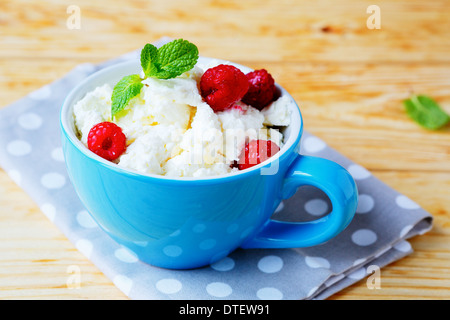 Per la ricotta con lamponi freschi, cibo closeup Foto Stock