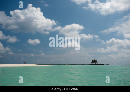 Giovane andando per immersione da riva, Banyan Tree Maldives Vabbinfaru, North Male Atoll, Maldive Foto Stock