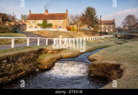 Hutton beck in Hutton Le Hole Village su un gelido inverno di mattina Foto Stock