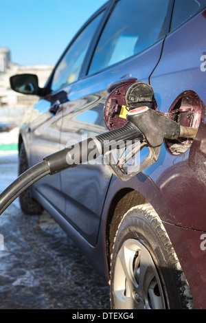 Il riempimento della macchina con carburante Foto Stock