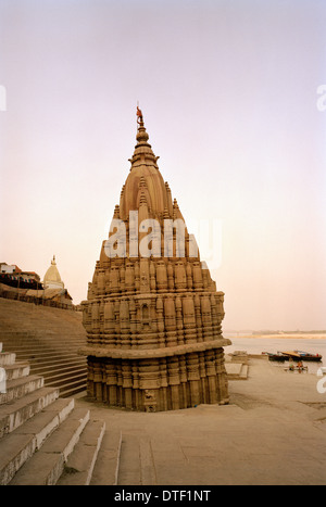 Mahadev Ratneshwar poggiando il tempio di Shiva presso il fiume Gange Scindia Ghat Varanasi Benares in Uttar Pradesh in India in Asia del Sud. La religione indù Foto Stock