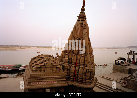 Mahadev Ratneshwar poggiando il tempio di Shiva presso il fiume Gange Scindia Ghat Varanasi Benares in Uttar Pradesh in India in Asia del Sud. La religione indù Foto Stock