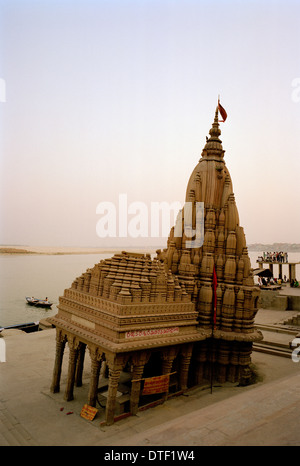 Mahadev Ratneshwar poggiando il tempio di Shiva presso il fiume Gange Scindia Ghat Varanasi Benares in Uttar Pradesh in India in Asia del Sud. La religione indù Foto Stock