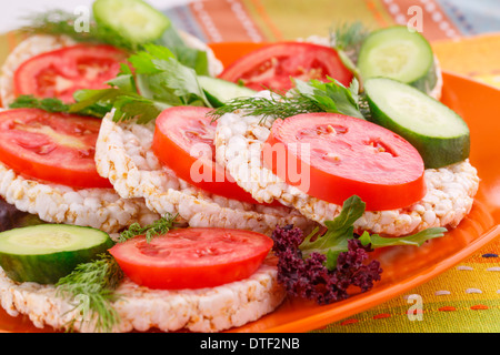 Riso soffiato cracker panini con verdure sulla piastra. Foto Stock