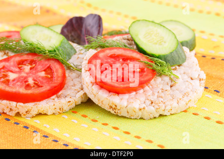 Riso soffiato cracker panini con verdure sulla tovaglia. Foto Stock