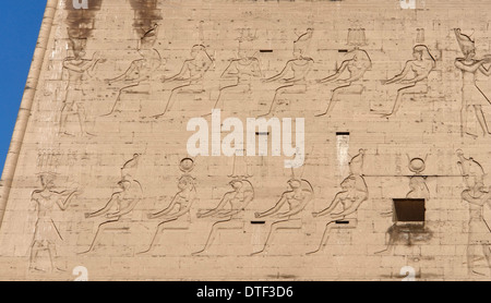 Dettagli architettonici che mostra un rilievo all'antico Tempio di Edfu in Egitto (Africa) Foto Stock