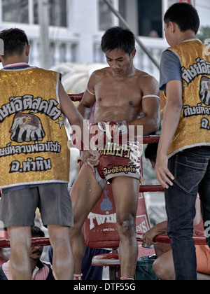 Muay Thai kick boxer e lotta assistenti durante un torneo. Thailandia SUDEST ASIATICO Foto Stock