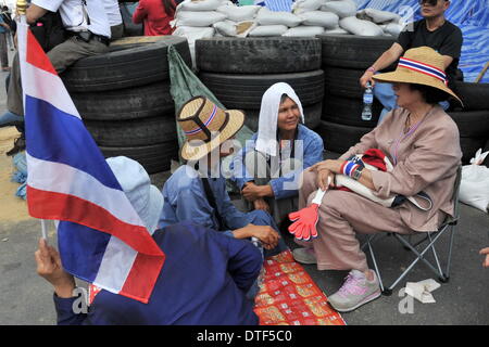 Bangkok, Tailandia. 17 feb 2014. Governo anti-manifestanti sedersi dietro una barricata vicino la Casa del Governo di Bangkok, capitale della Thailandia, Feb 17, 2014. Centinaia di governo anti-manifestanti hanno assediato la Casa del Governo per impedire la custode del primo ministro di ritornare a lavorare come le recenti tensioni escalation in Thailandia il lunedì mattina. Credito: Gao Jianjun/Xinhua/Alamy Live News Foto Stock