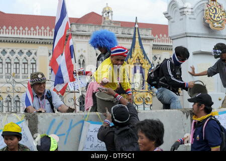 Bangkok, Tailandia. 17 feb 2014. Governo anti-manifestanti costruire un muro di cemento al cancello di fronte la Casa del Governo di Bangkok, capitale della Thailandia, Feb 17, 2014. Centinaia di governo anti-manifestanti hanno assediato la Casa del Governo per impedire la custode del primo ministro di ritornare a lavorare come le recenti tensioni escalation in Thailandia il lunedì mattina. Credito: Gao Jianjun/Xinhua/Alamy Live News Foto Stock