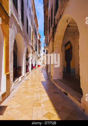 Vista di una strada stretta in Ciutadella a Minorca, Isole Baleari, Spagna Foto Stock